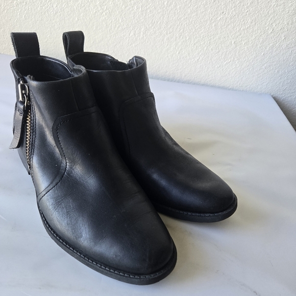 UGG Aureo Black Smooth Leather Ankle Zipper-Up Booties Size 8 - Picture 4 of 16